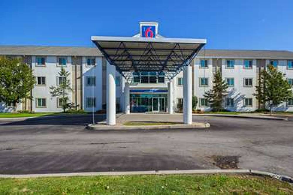 Motel 6 Toronto East - Whitby 1