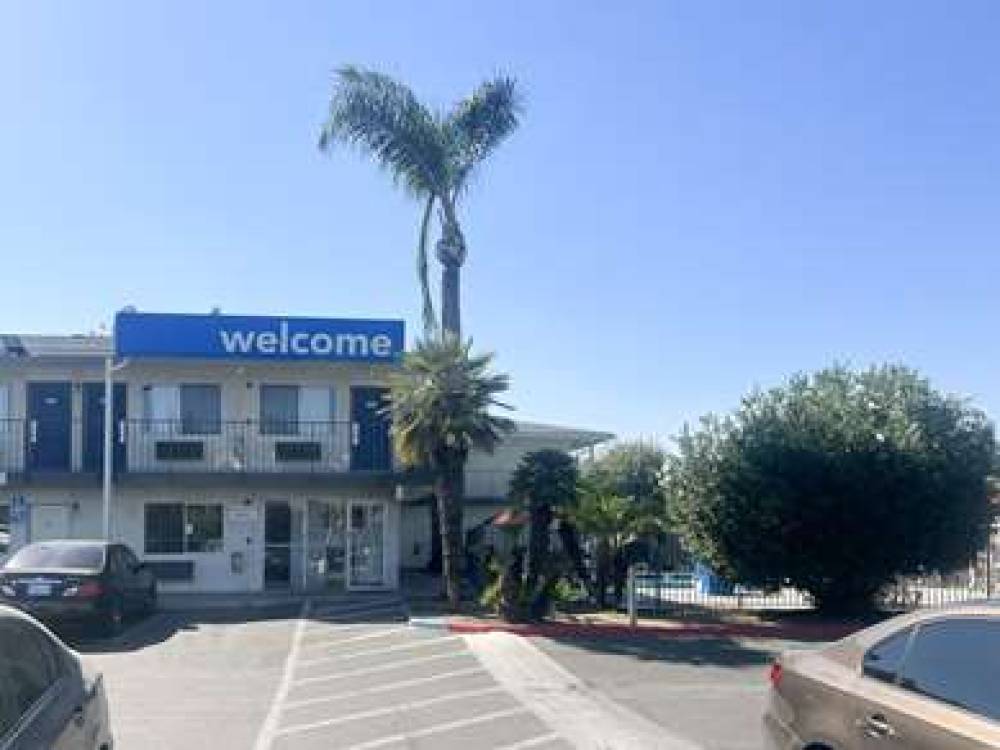 Motel 6 Tulare 1