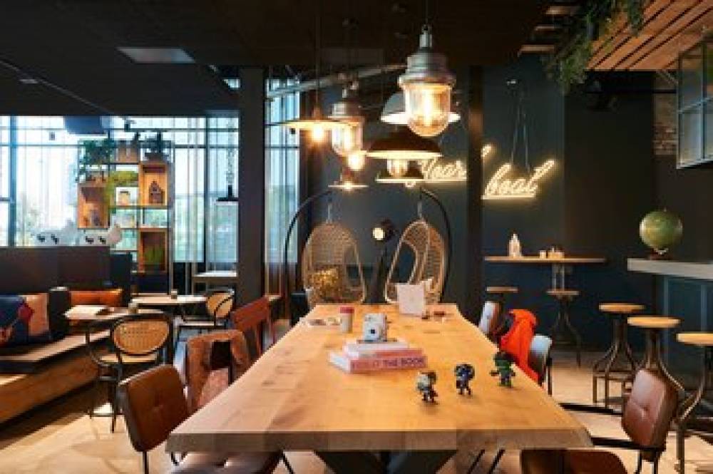 Moxy Amsterdam Schiphol Airport 7