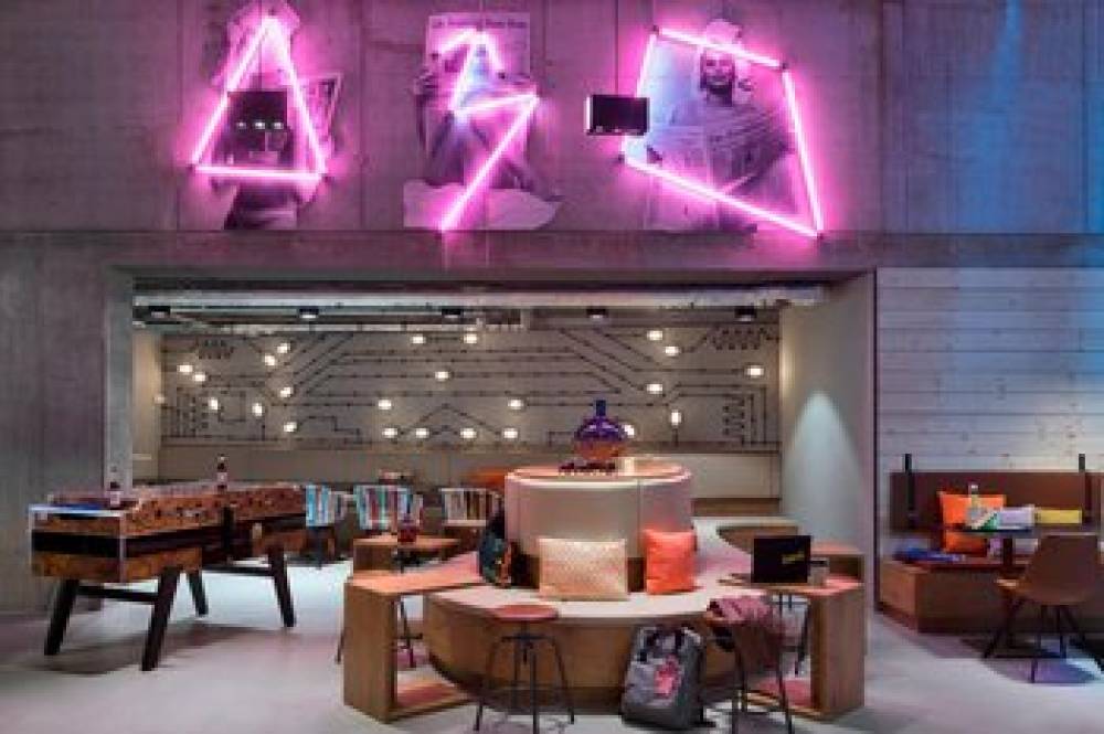 Moxy Frankfurt City Center 8