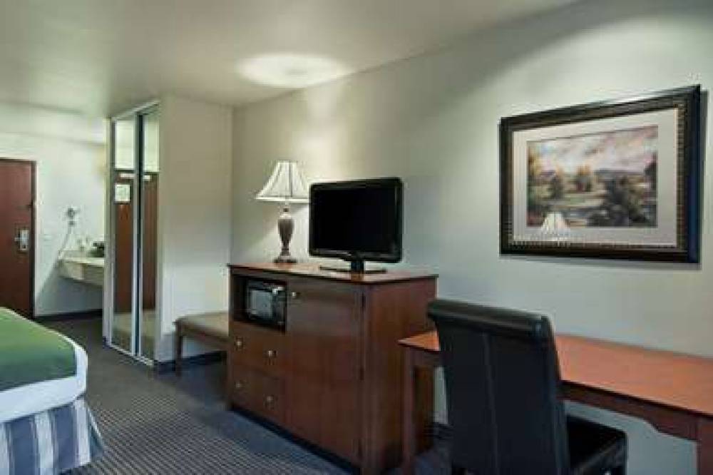 Oxford Suites Yakima 3