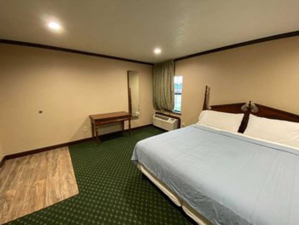 PINEWOOD INN N SUITE SILSBEE 2