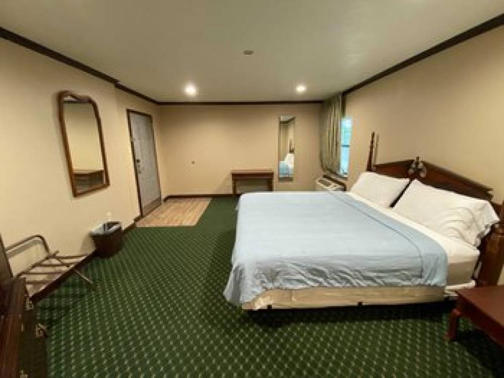 PINEWOOD INN N SUITE SILSBEE 3