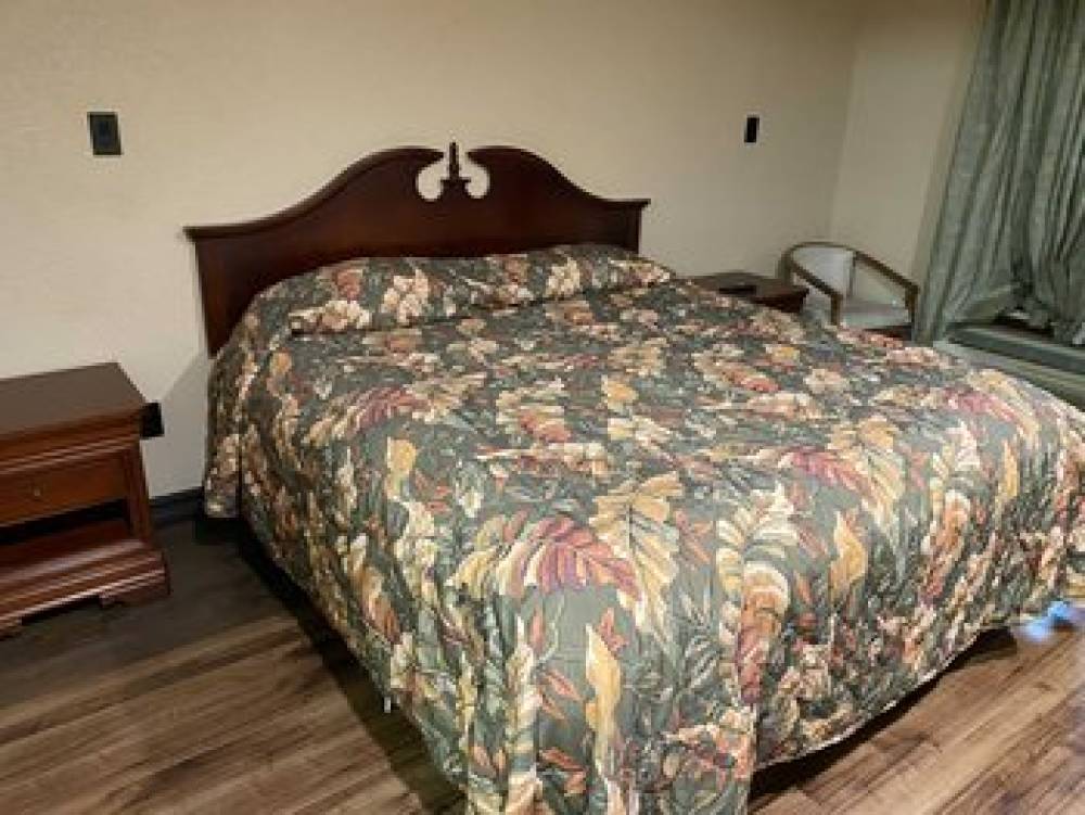 PINEWOOD INN N SUITE SILSBEE 6