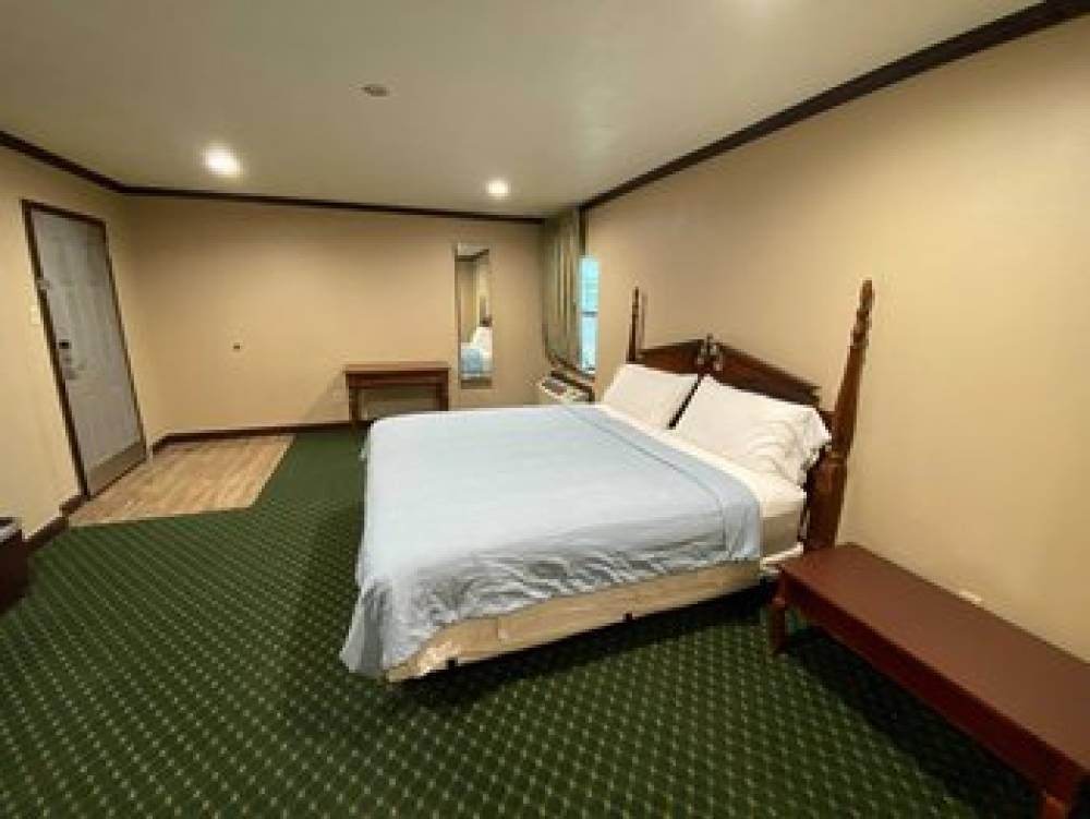 PINEWOOD INN N SUITE SILSBEE 10