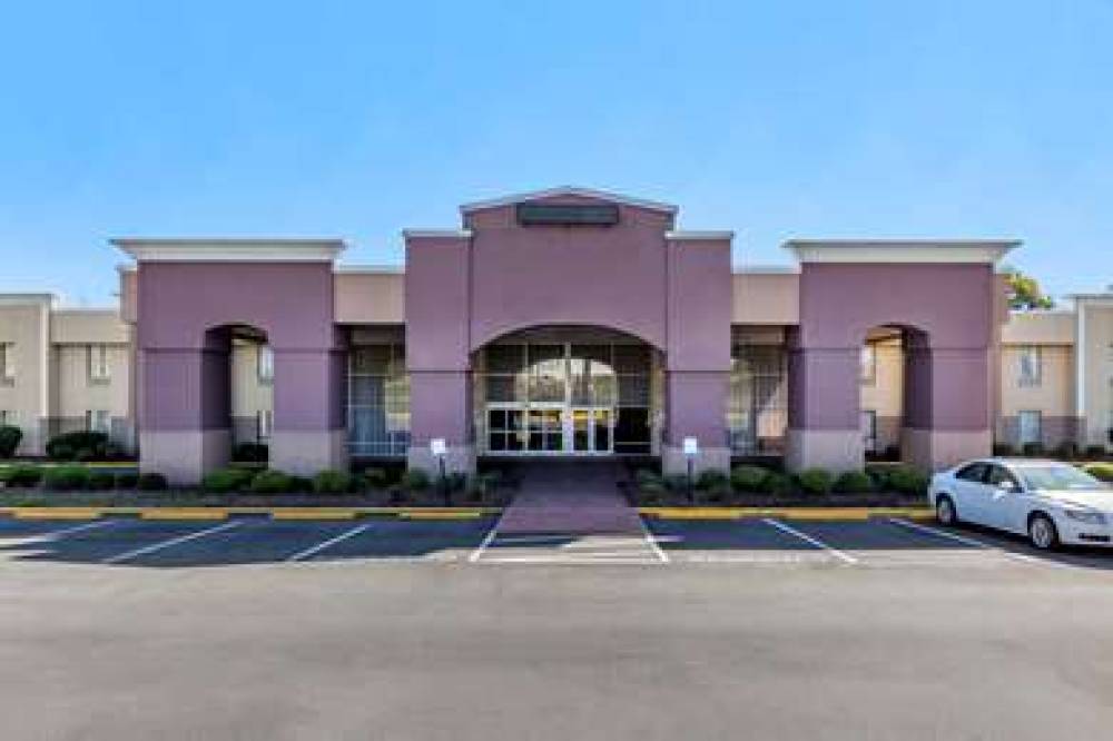 Quality Inn And Suites Airpark East 1