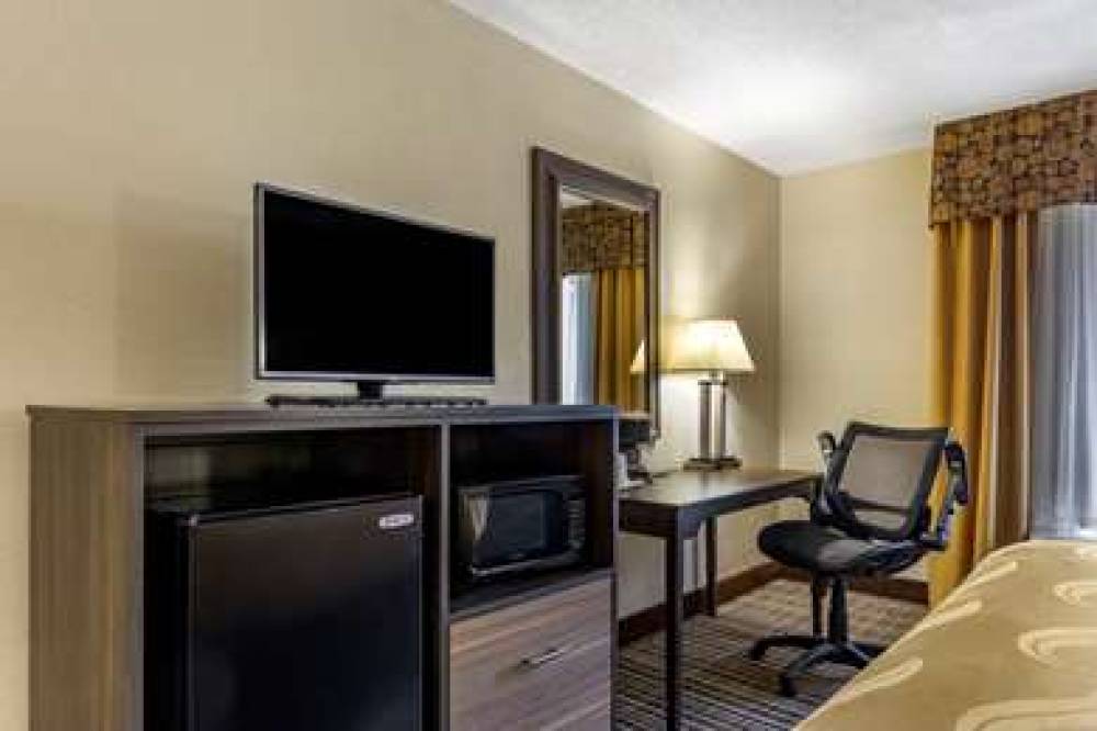 Quality Inn And Suites Airpark East 8