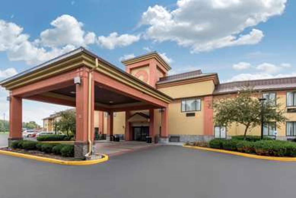 QUALITY INN AND SUITES BROWNSBURG - 1