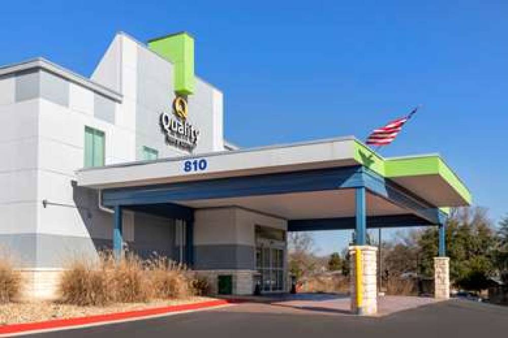 QUALITY INN AND SUITES ELGIN 1