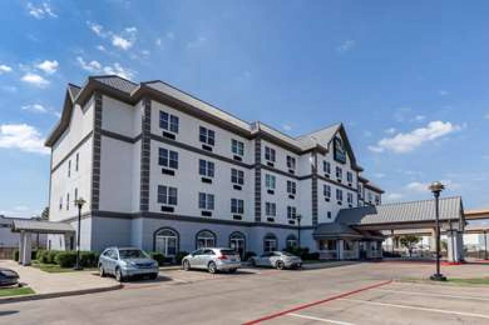 QUALITY INN AND SUITES I-35 E/WALNU 1