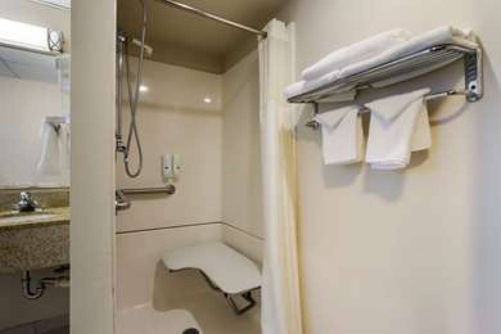 Quality Inn And Suites Mellville - Vineland 9