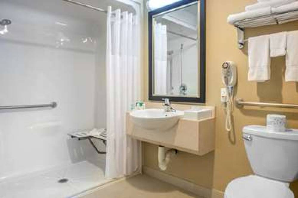 Quality Inn And Suites Petawawa 8