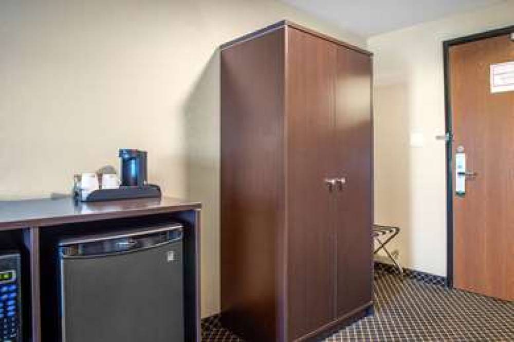 Quality Inn And Suites Petawawa 4