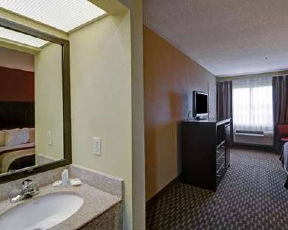 QUALITY INN AND SUITES PINE BLUFF 10