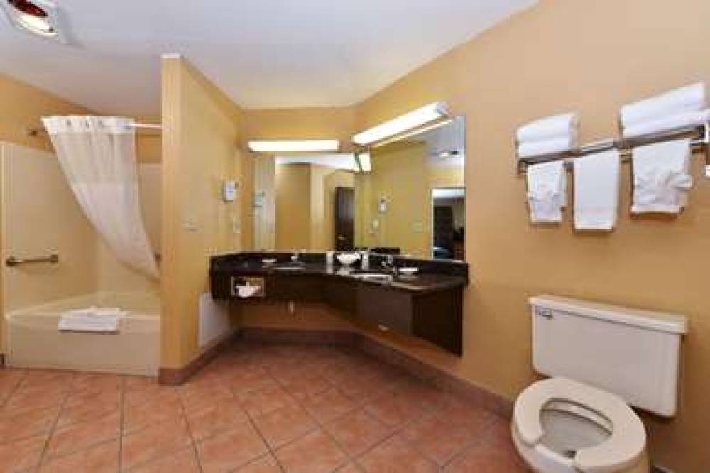 QUALITY INN AND SUITES SHAWANO 9