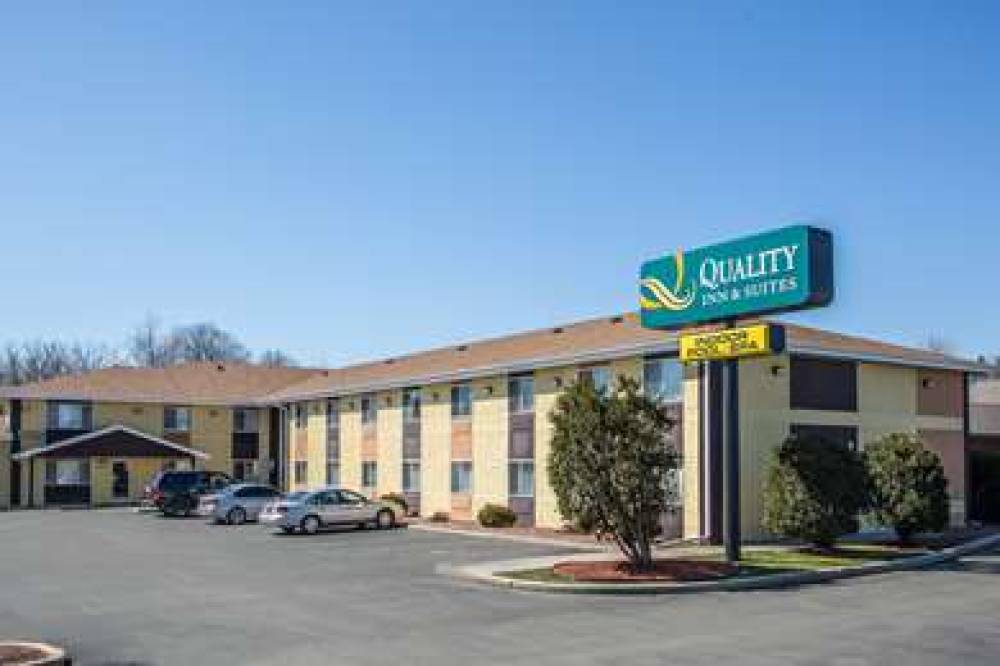 Quality Inn And Suites West Bend 1