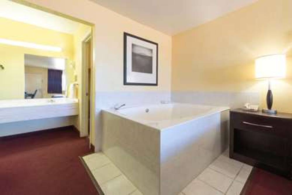 QUALITY INN EASTLAND 5