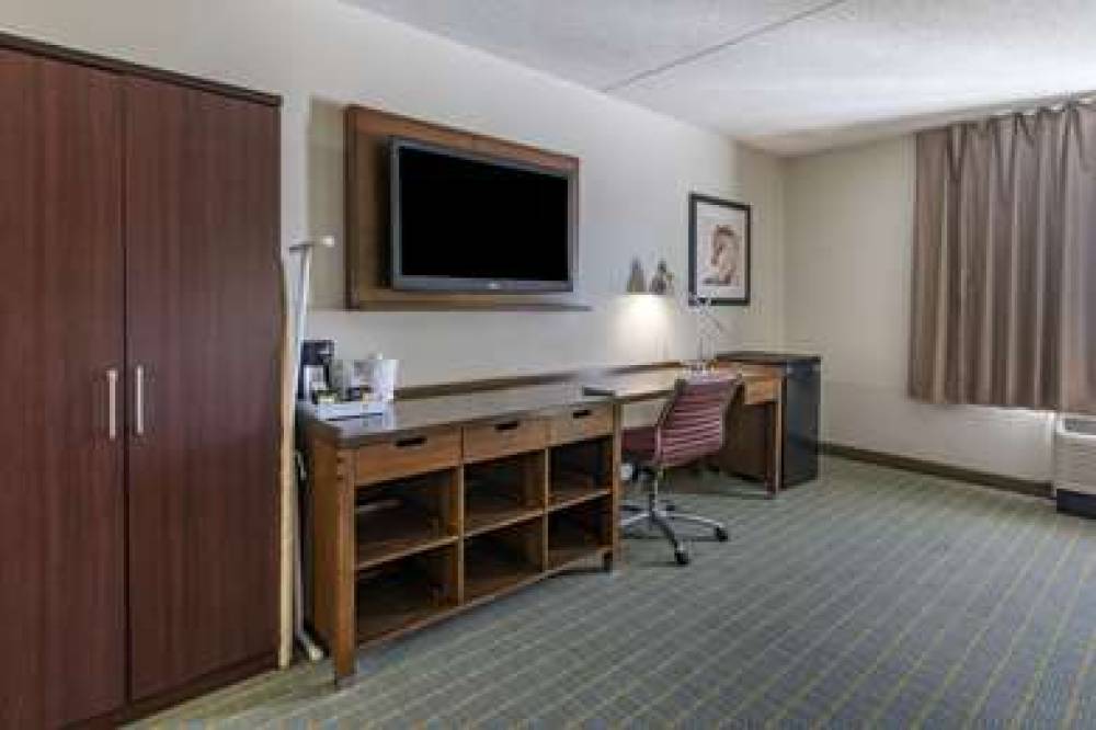 QUALITY INN LEXINGTON - HORSE PARK 6