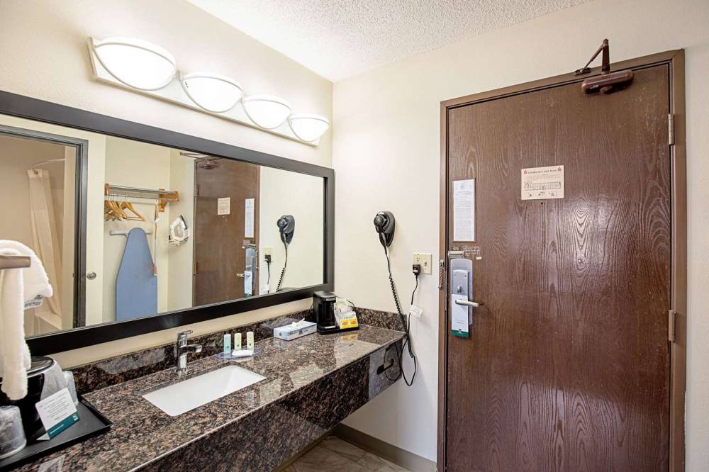 QUALITY INN MILWAUKEE ROUTE 45 3