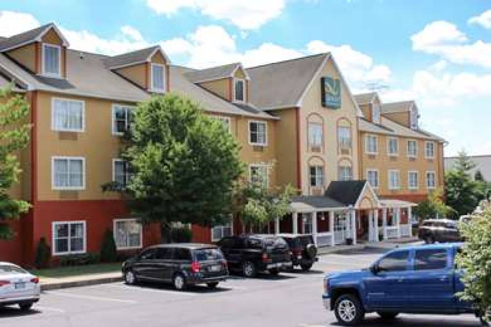 Quality Inn & Suites Cincinnati Sharonville 2