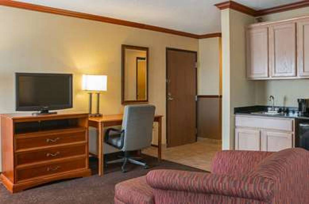 QUALITY INN & SUITES DETROIT METRO 8