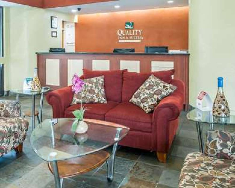 Quality Inn & Suites Kansas City I-435N Near Sports Complex 6