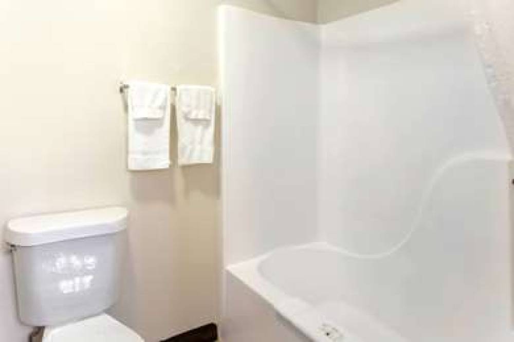 Quality Inn & Suites Metropolis I-24 8