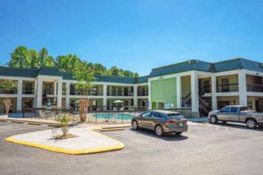 QUALITY INN & SUITES NEAR SIX FLAGS 1