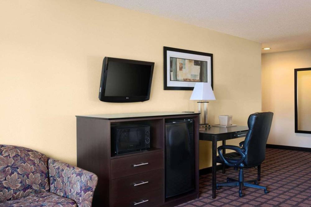 QUALITY INN WHITEWATER 8