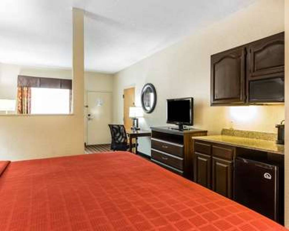 Quality Suites Convention Center 7