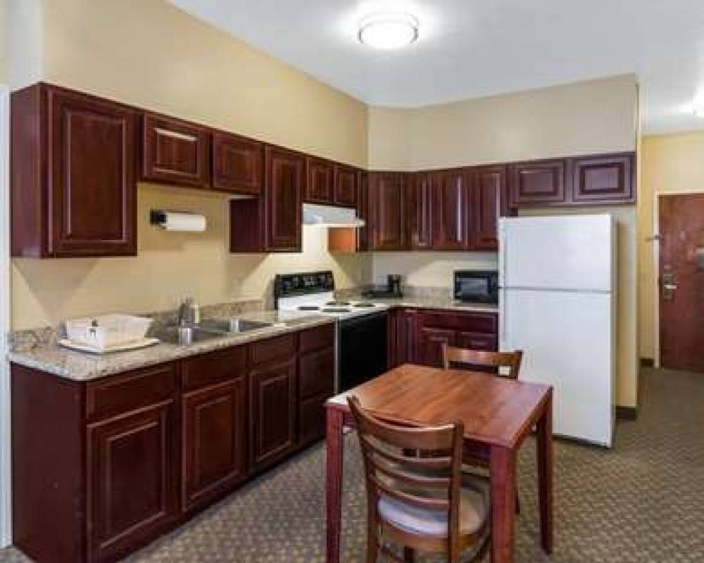 QUALITY SUITES MIDLAND NORTH LOOP 2 10