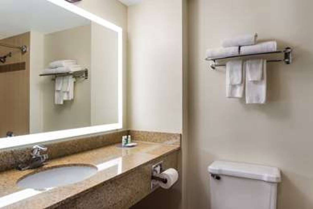 Quality Suites Milwaukee Airport 6