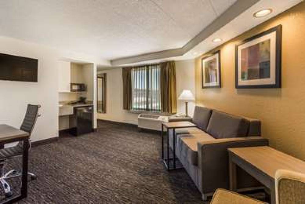 Quality Suites Milwaukee Airport 10