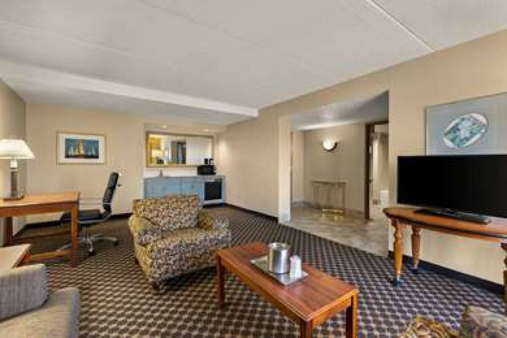 Radisson Hotel Cleveland Airport West 7