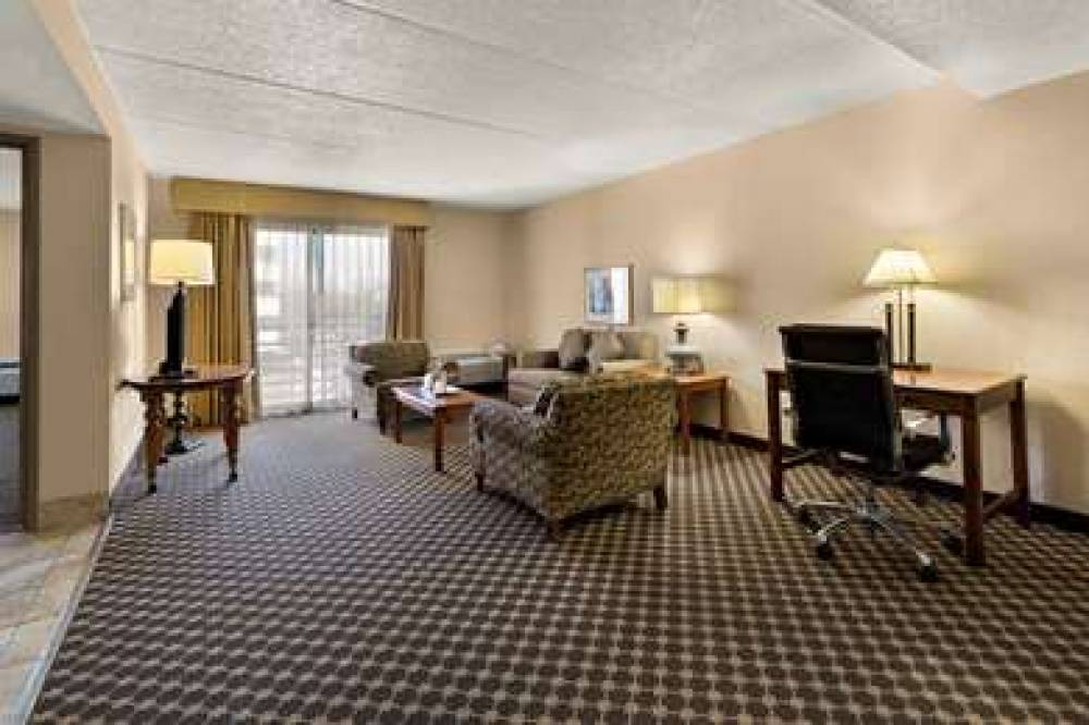 Radisson Hotel Cleveland Airport West 6