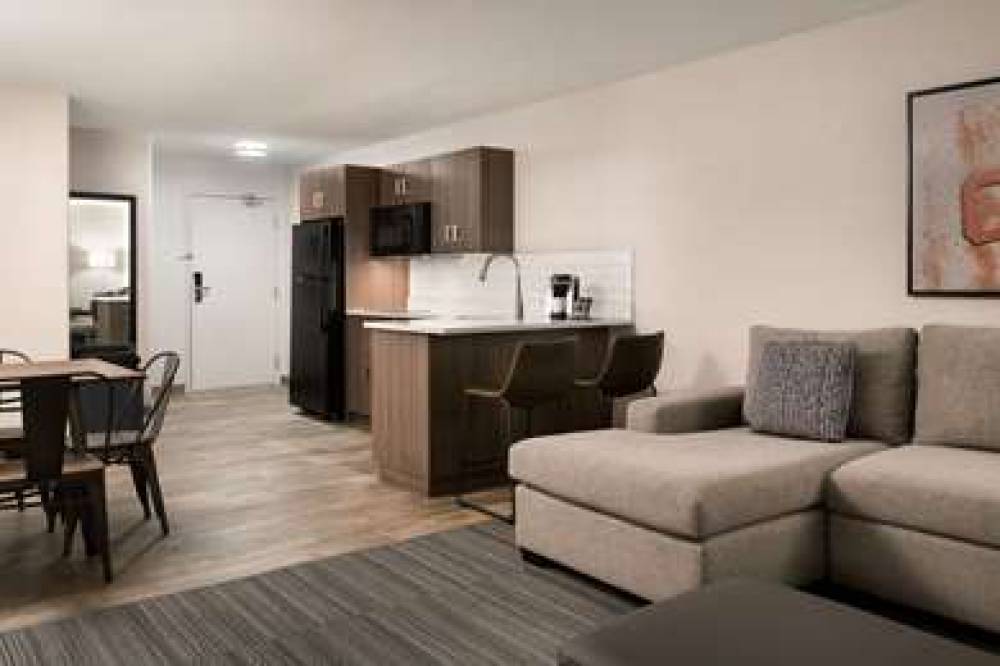 Ramada Airdrie Hotel And Suites 10