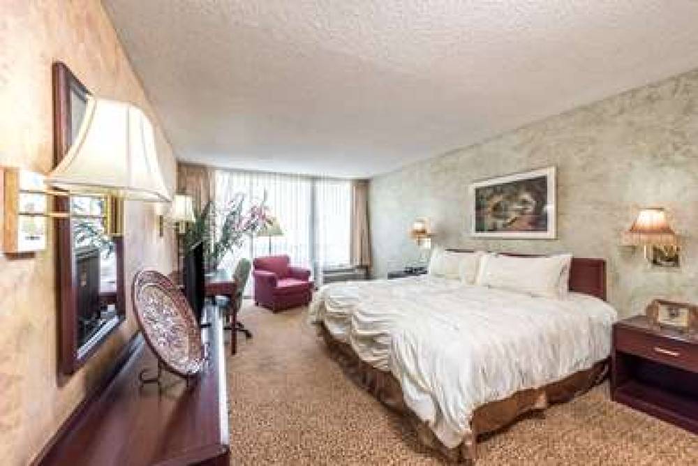 Ramada By Wyndham Dallas Love Field 10