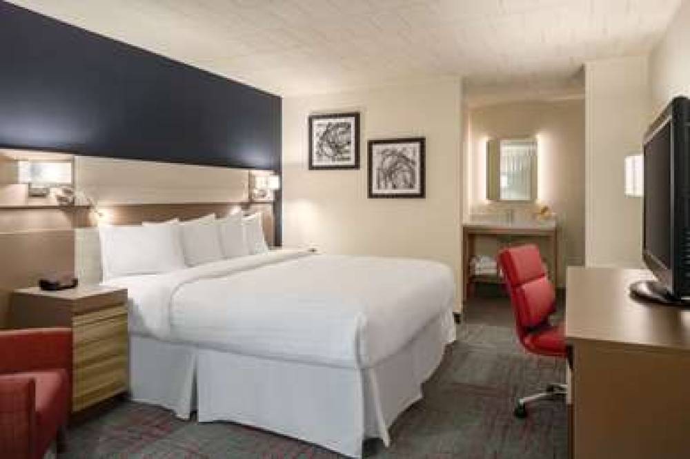 RAMADA BY WYNDHAM INDIANA 3