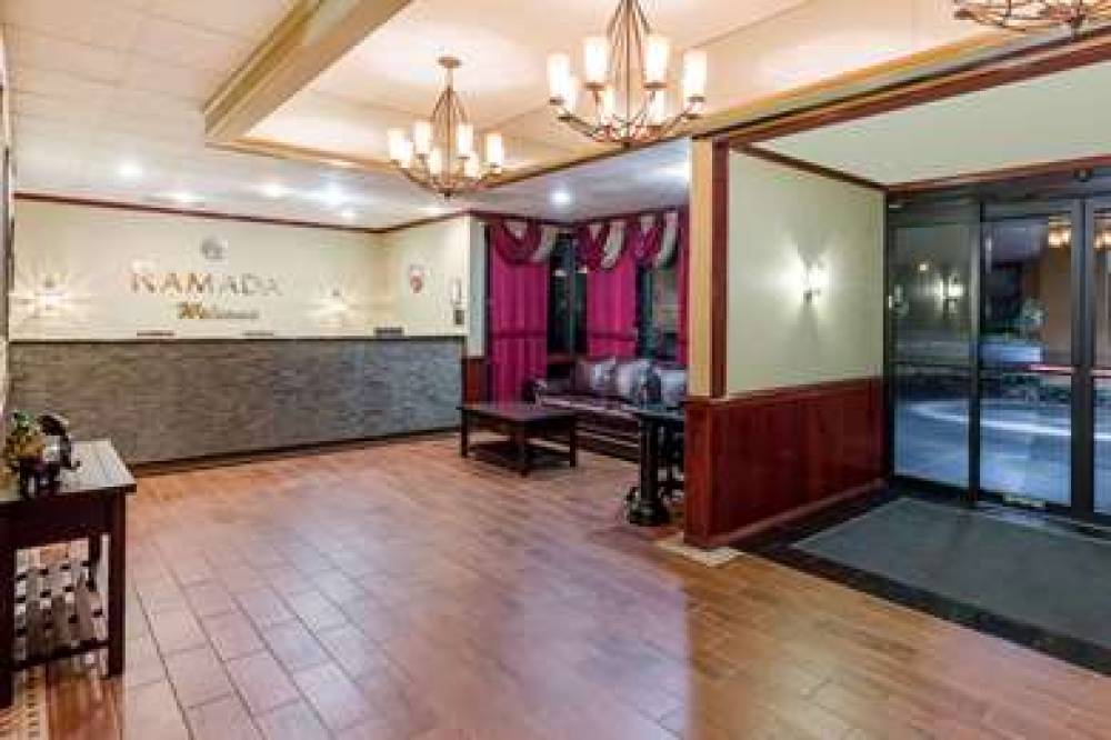 Ramada By Wyndham Medford Hotel & Conference Center 2