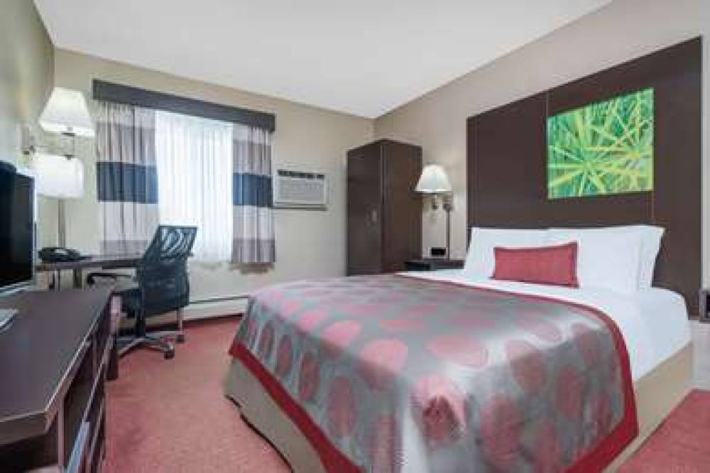 RAMADA BY WYNDHAM MINNEAPOLIS GOLDE 9