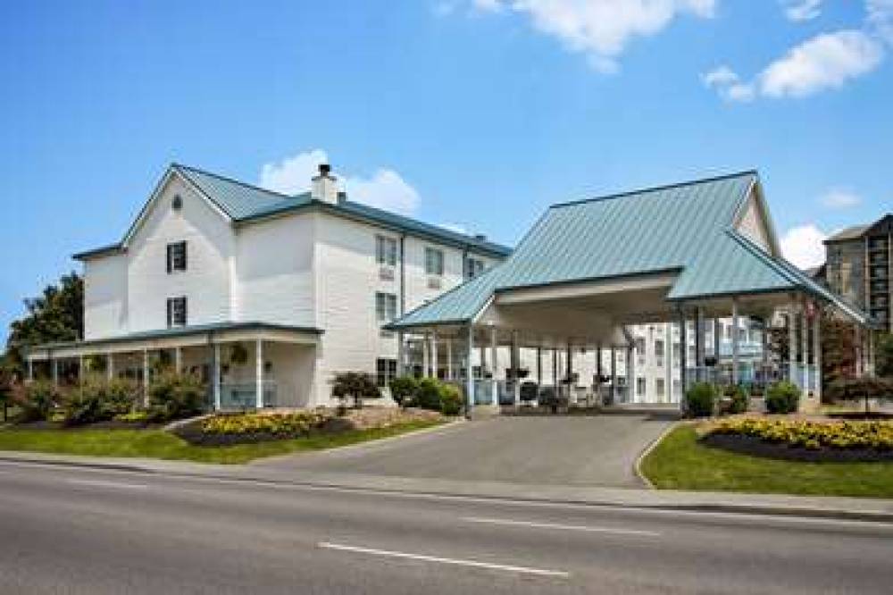 Ramada By Wyndham Pigeon Forge North 1