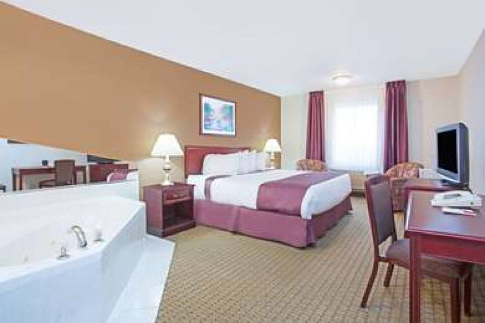 Ramada By Wyndham Red Deer Hotel & Suites 10