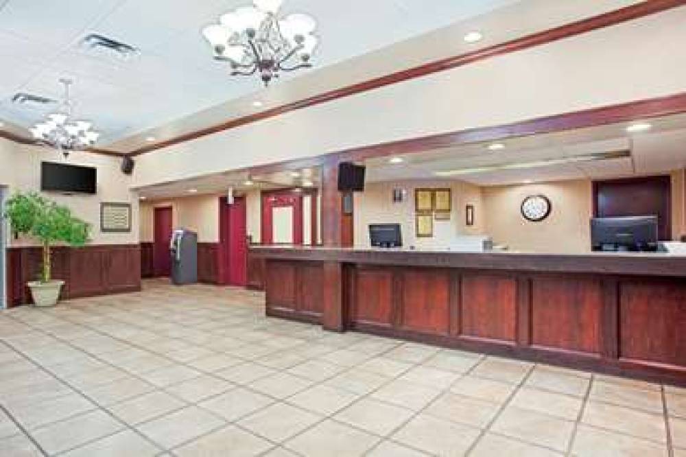 Ramada By Wyndham Red Deer Hotel & Suites 4