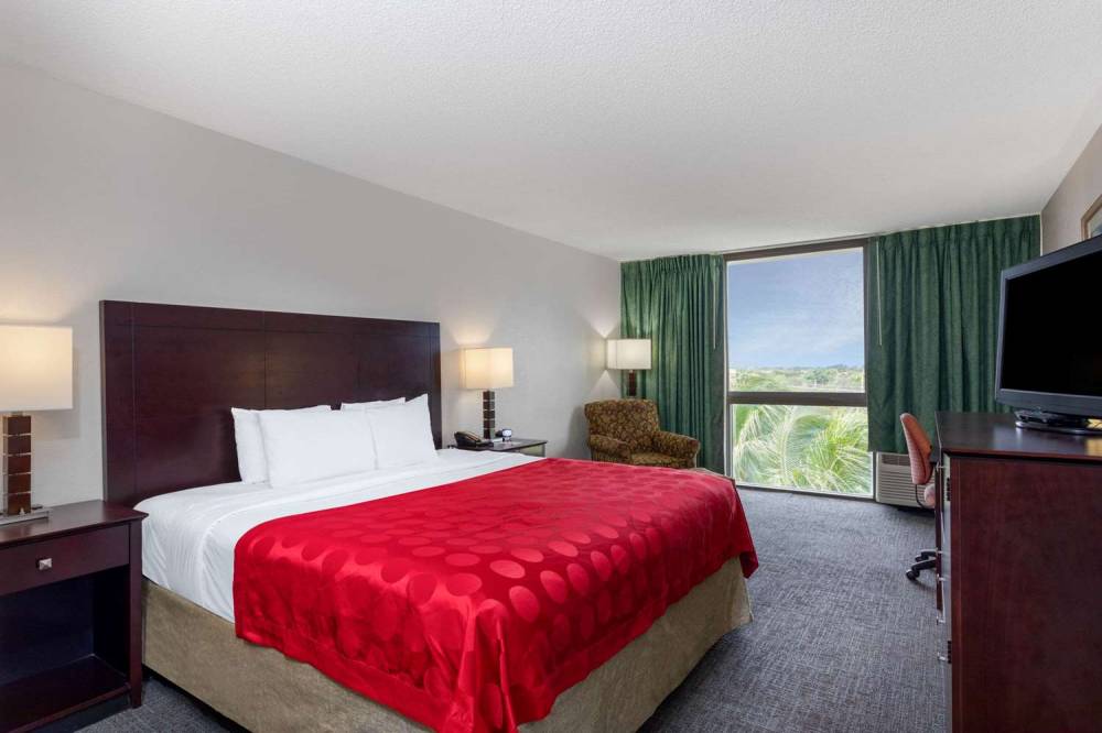 Ramada By Wyndham West Palm Beach Airport 3