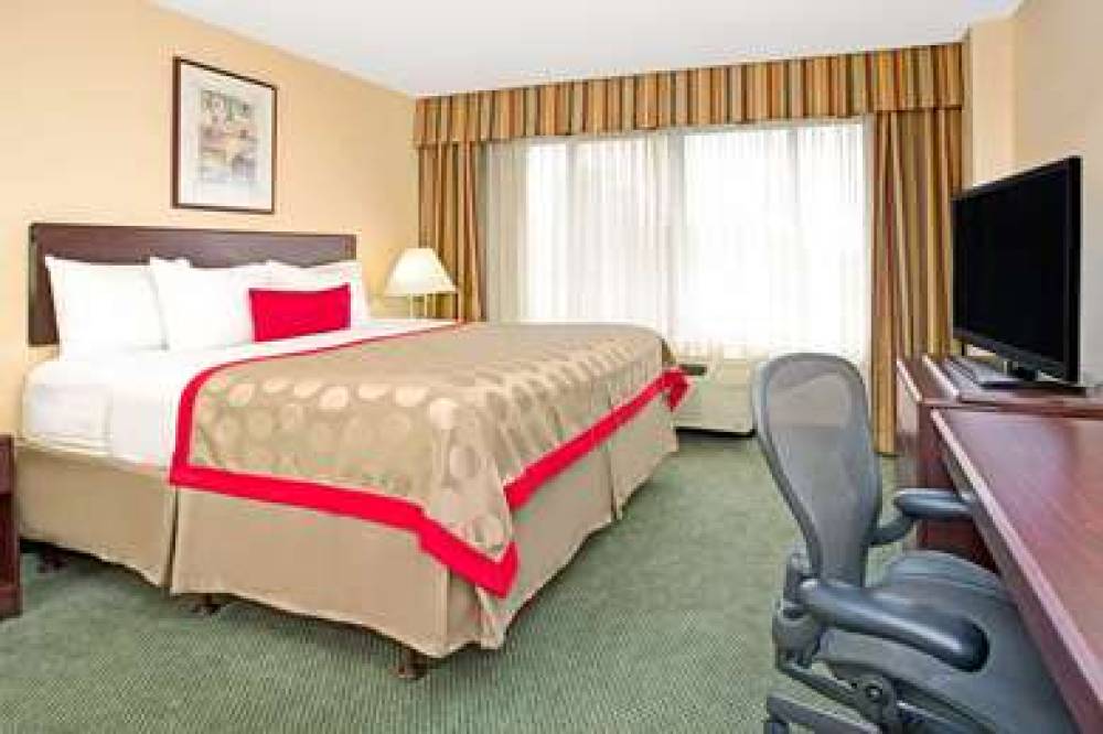 Ramada Englewood Hotel & Suites 8