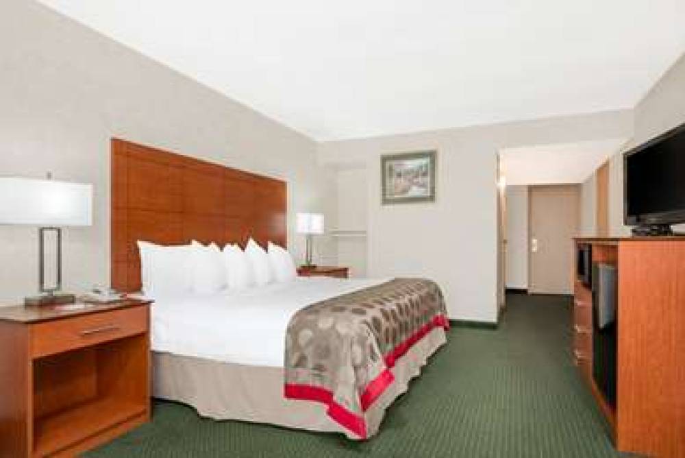 Ramada Hotel & Conference Center By Wyndham Lexington North 5