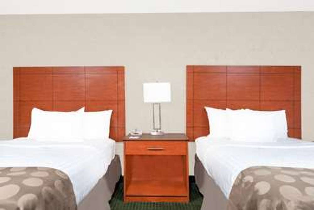 Ramada Hotel & Conference Center By Wyndham Lexington North 10