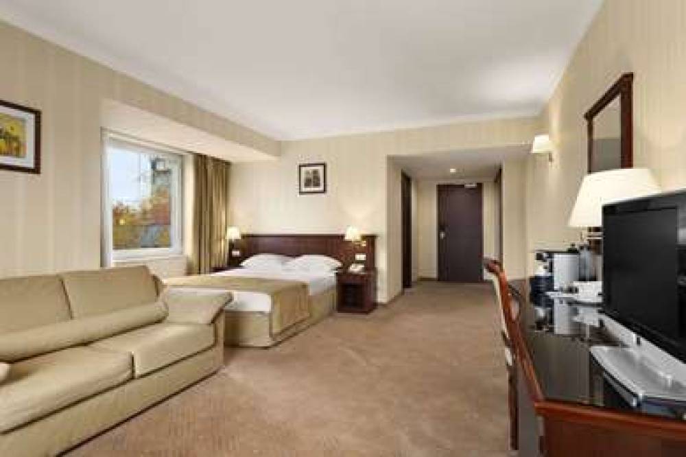 Ramada Hotel & Suites By Wyndham Bucharest North 8