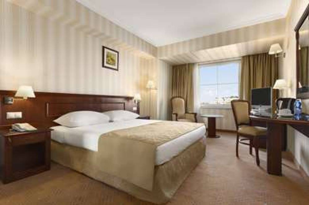 Ramada Hotel & Suites By Wyndham Bucharest North 10