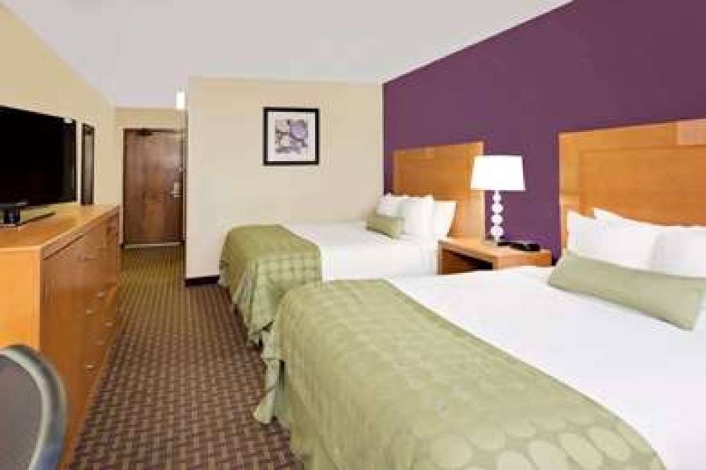 Ramada Marquette 9